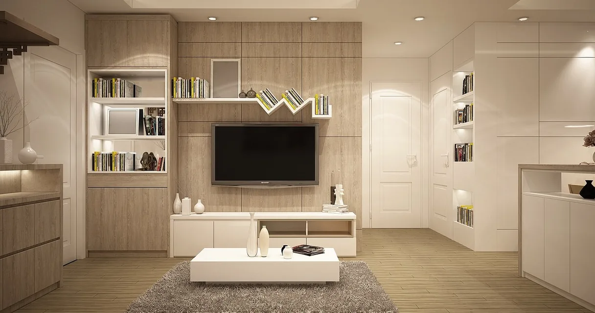 Sala de estar com televisão na parede, estante com livros e mesa de centro, ilustrando o Play Pro no Android TV