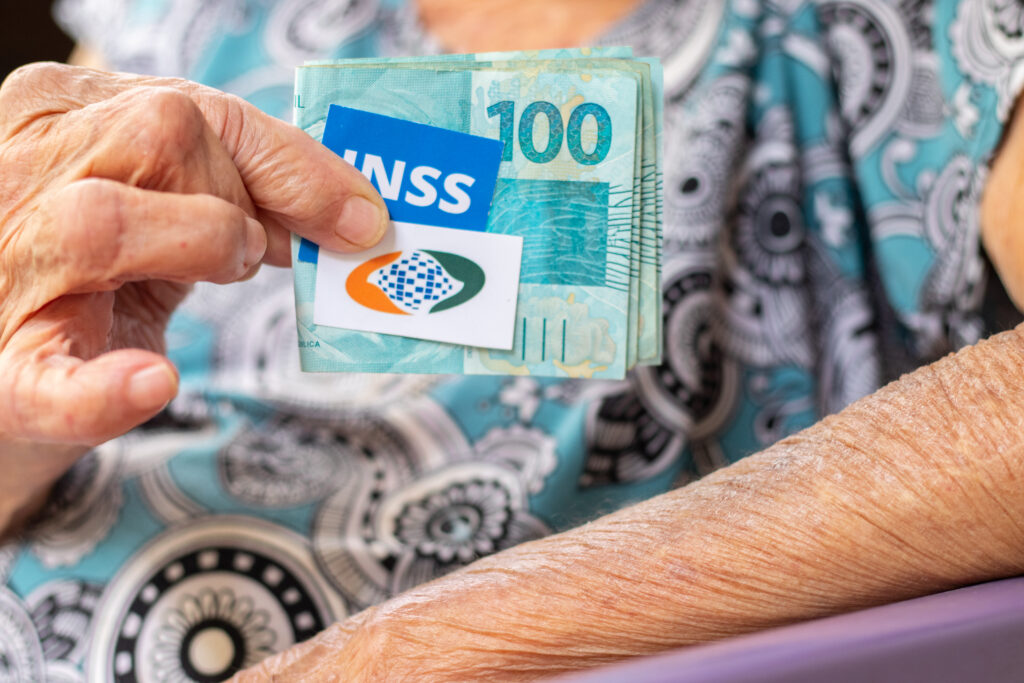Aposentadoria de junho programada? Veja o dia que o dinheiro deve entrar na conta dos aposentados brasileiros; descubra se tem alguma novidade em vista.