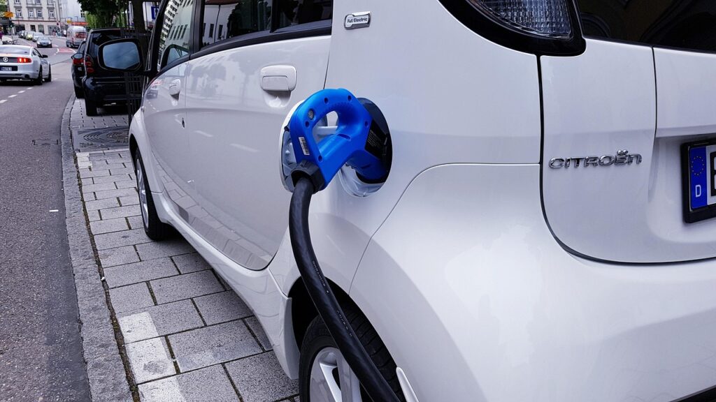 Carros elétricos estão cada vez mais presentes no Brasil e devem se tornar o novo normal muito em breve; veja qual é a projeção dessa mudança.