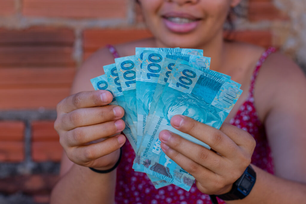 Brasileiros podem se cadastrar para ter acesso ao benefício de 600 reais em 2025; veja como funciona.