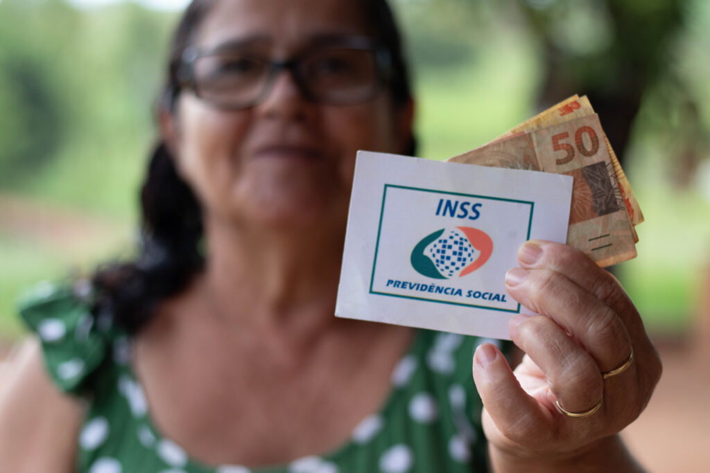Novas regras podem mudar novamente o que os brasileiros esperam do INSS para a aposentadoria? Entenda o que está em jogo aqui.