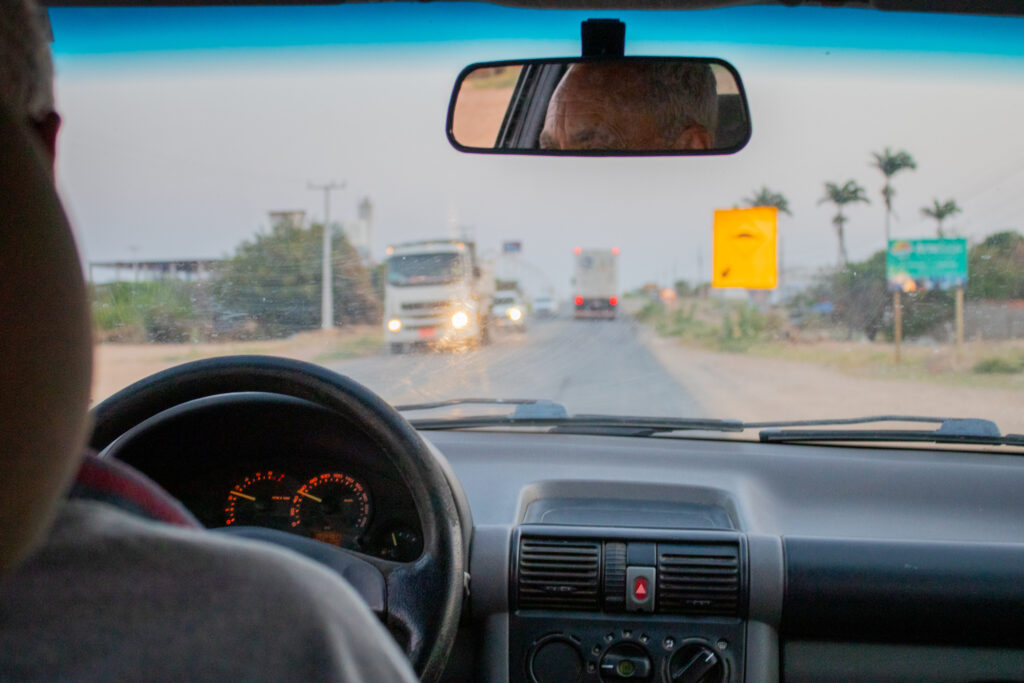 O retrovisor do seu carro carrega um segredo importante para sua segurança, mas é provável que você nunca tenha percebido isso por conta própria; confira mais.