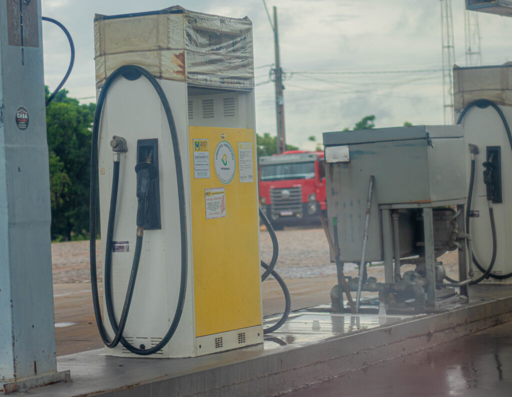 Gasolina mais barata é real, mas será que o preço será repassado para os consumidores brasileiros? Entenda.