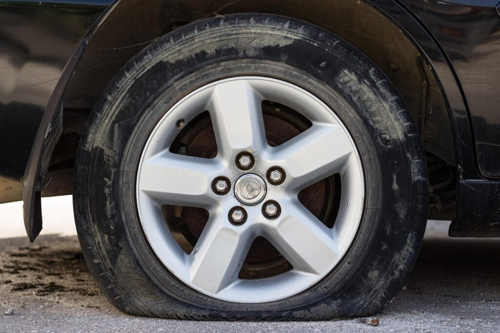 Pneus cheios ou murchos? Veja como é o jeito certo de andar com o carro para economizar mais combustível.