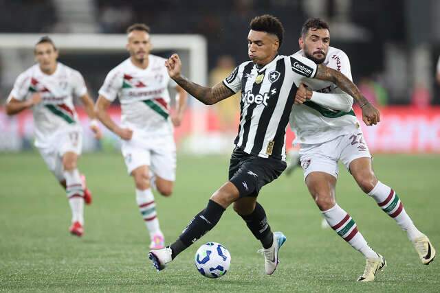 Com gols de Vitinho e Savarino, Botafogo supera Fluminense no Brasileirão - Esportes