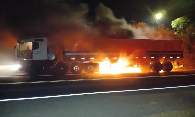 Carreta pega fogo após super aquecimento de freios na BR-373 em Guamiranga