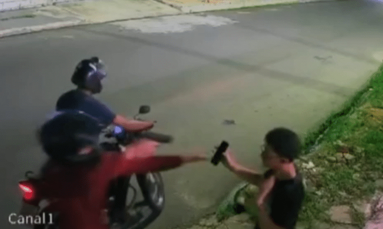 jovem fica na mira de criminosos e tem o celular roubado em Manaus