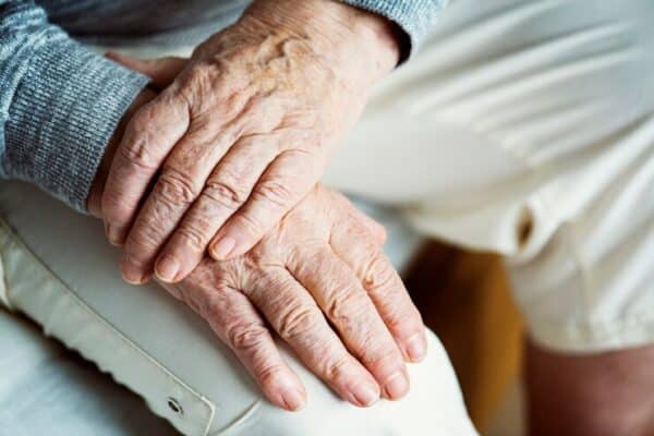 Anvisa aprova medicamento para retardar avanço do Alzheimer