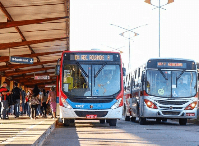 Homem é esfaqueado após discussão dentro de ônibus - Capital