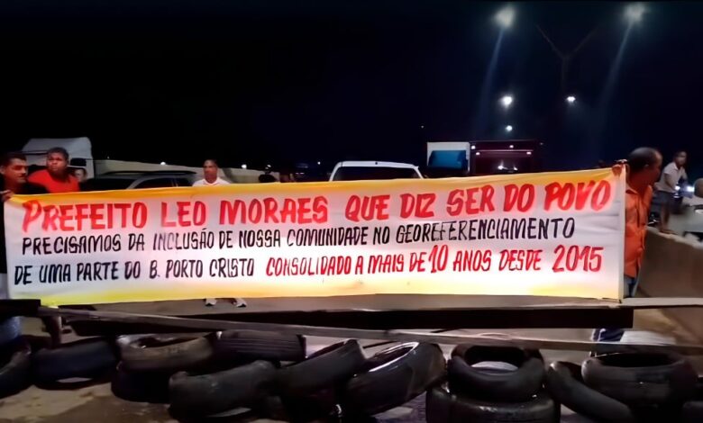 Vídeo: Moradores fecham BR-364 em protesto contra promessas não cumpridas por Léo Moraes - Geral