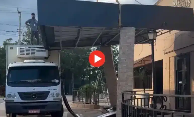 Caminhão atinge pilar de restaurante em Rio Branco e danifica cobertura