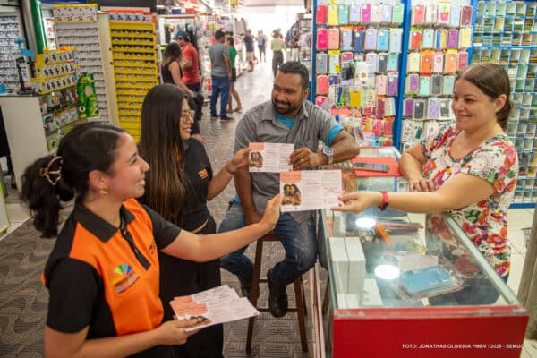 Procon Boa Vista orienta consumidores e comerciantes durante campanha educativa do Dia das Mães