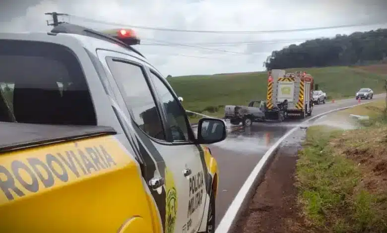 Strada pega fogo após acidente e motorista fica gravemente ferido