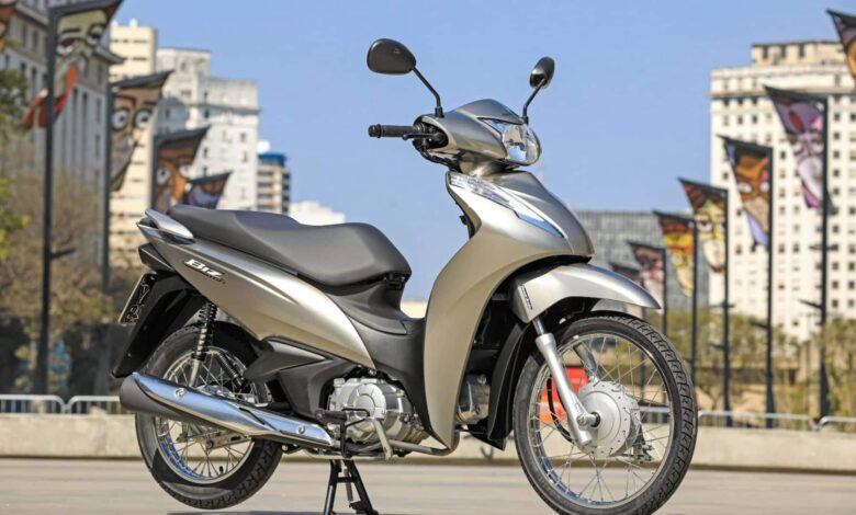 Honda Biz 110i parada na diagonal.