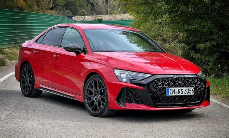 Novo Audi RS 3 vermelha na diagonal.