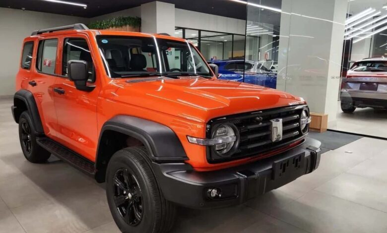 GWM Tank 300 laranja na diagonal.