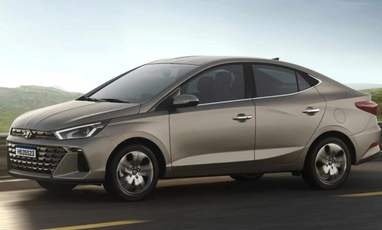 Novo Hyundai HB20S 2025 cinza na estrada.