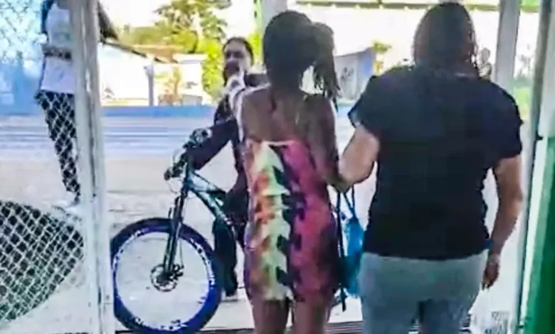 Mãe de aluno invade escola, faz ameaças e é contida; SEE promete controlar entrada