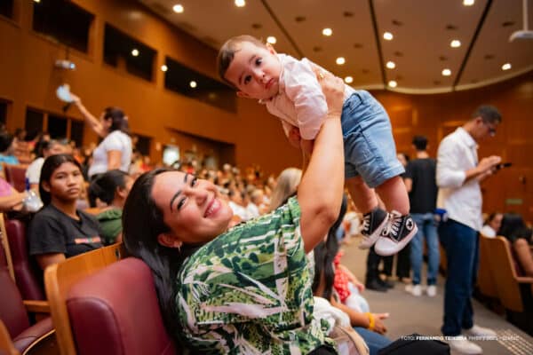 Mães se emocionam em espetáculo 'Minha História com o Rei' no Teatro Municipal de Boa Vista