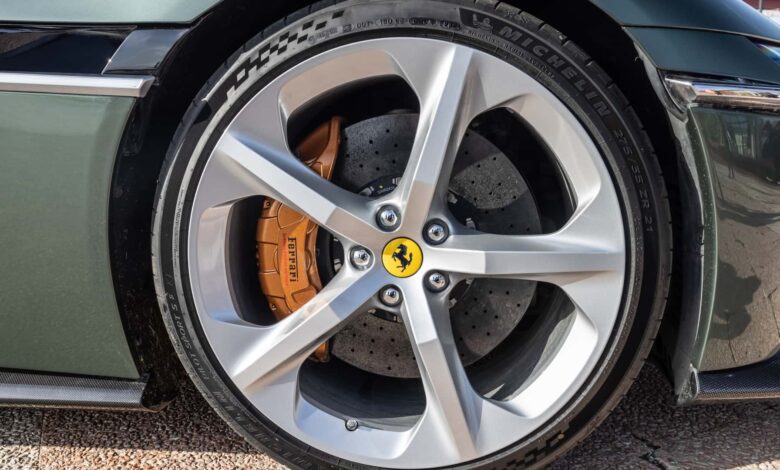 Primeira Ferrari elétrica será revelada em três fases até 2026
