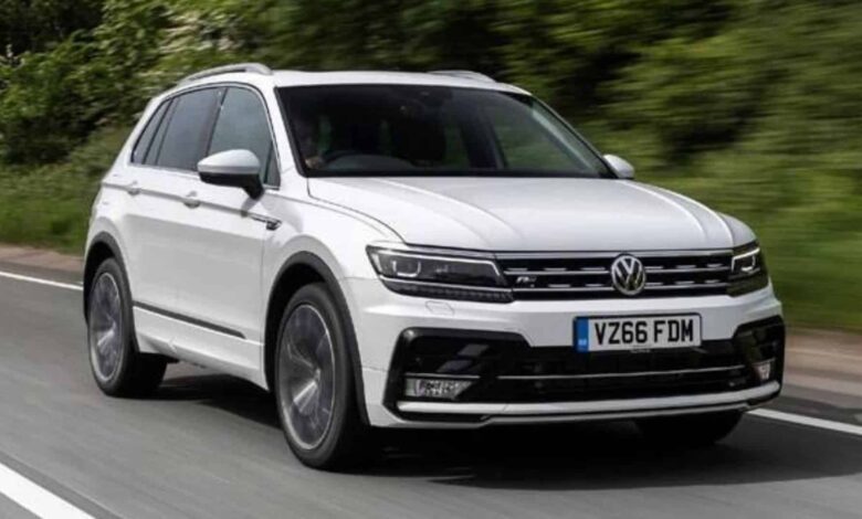 Volkswagen Tiguan branco em velocidade.
