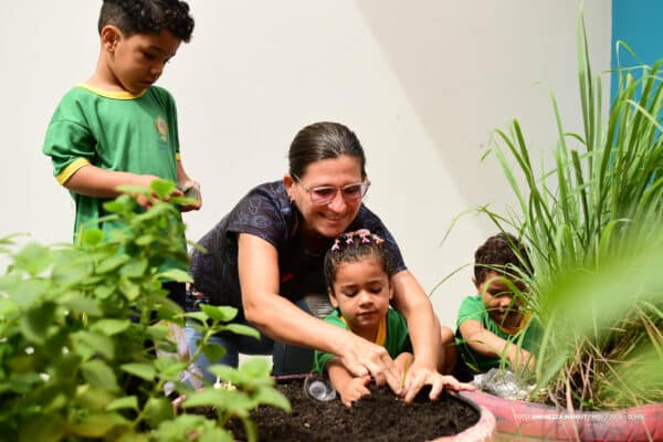 Crianças aprendem sobre cultivo, alimentação saudável e sustentabilidade em escola de Boa Vista