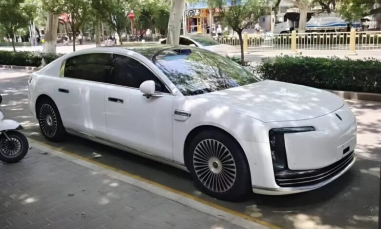 Huawei lança Maextro S800, sedã de luxo elétrico para desafiar Mercedes-Maybach