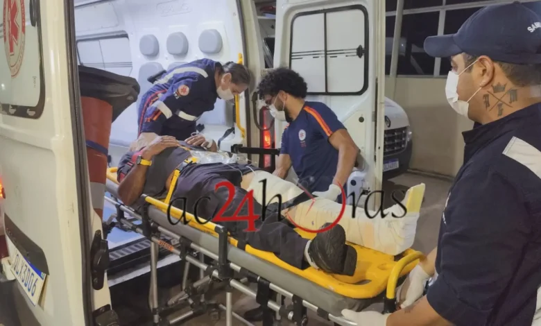 Colisão entre motos e caminhonete deixa homem com fratura na perna em Rio Branco