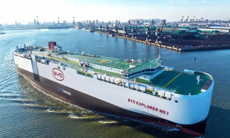 Invasão chinesa nos mares - o maior navio de carros do mundo atraca no Brasil