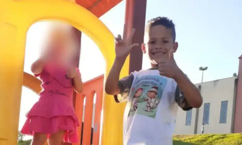 Criança morre após contrair bactéria em machucado no joelho