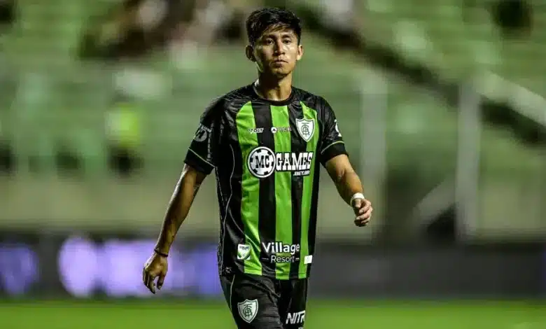 Miguelito é suspenso por cinco jogos após ataque racista contra jogador do Operário