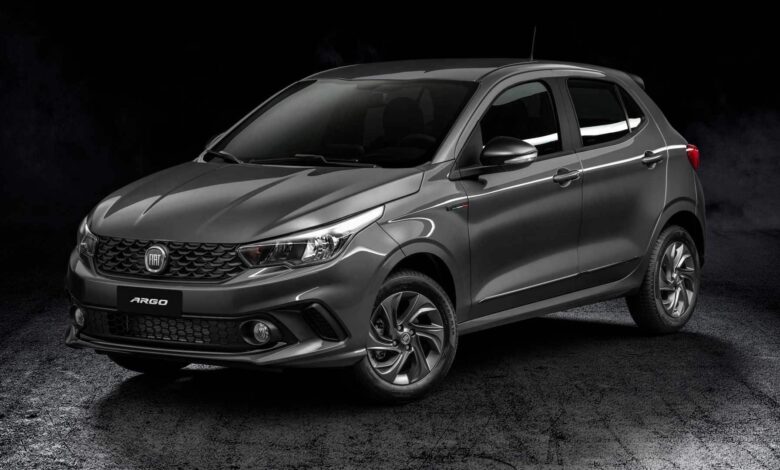 Fiat Argo cinza escuro na diagonal no fundo escuro.