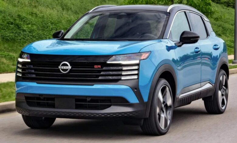 Novo Nissan Kicks azul na estrada.