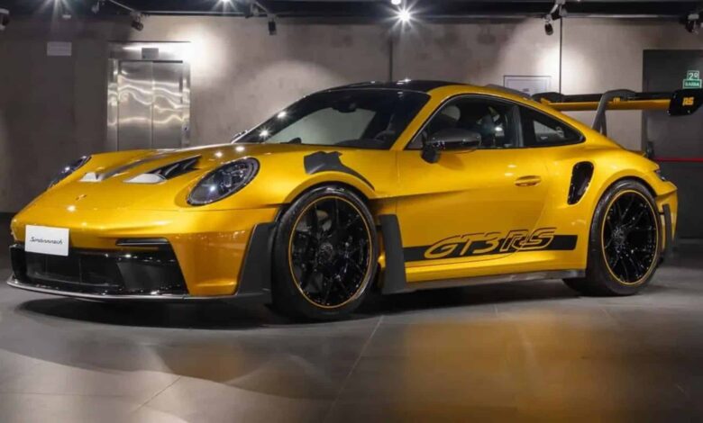 Porsche 911 GT3 RS exclusivo amarelo a diagonal.