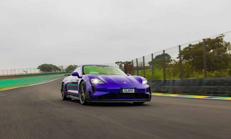 Porsche Taycan Turbo GT acelerando na pista.
