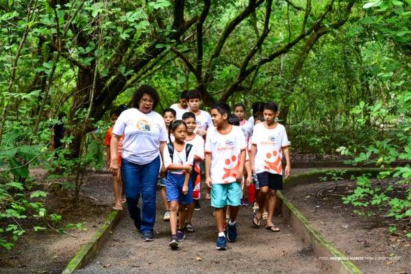 Crianças do projeto Conviver aprendem a cuidar da natureza em visita ao Bosque dos Papagaios