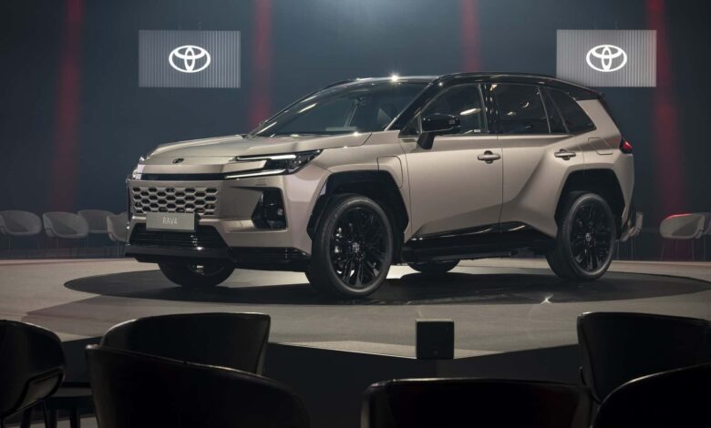 Toyota RAV4 2025: interni, dimensioni, prezzo, novità