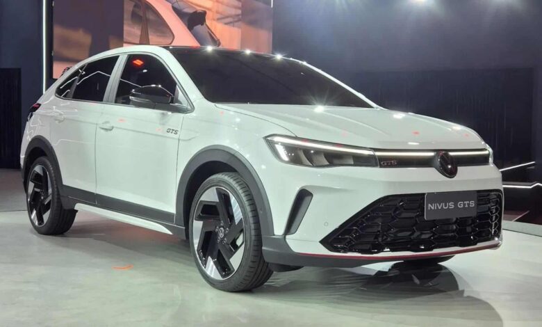 Dianteira do Volkswagen Nivus GTS branco.