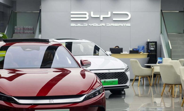 Dois carros da BYD dentro de uma loja.