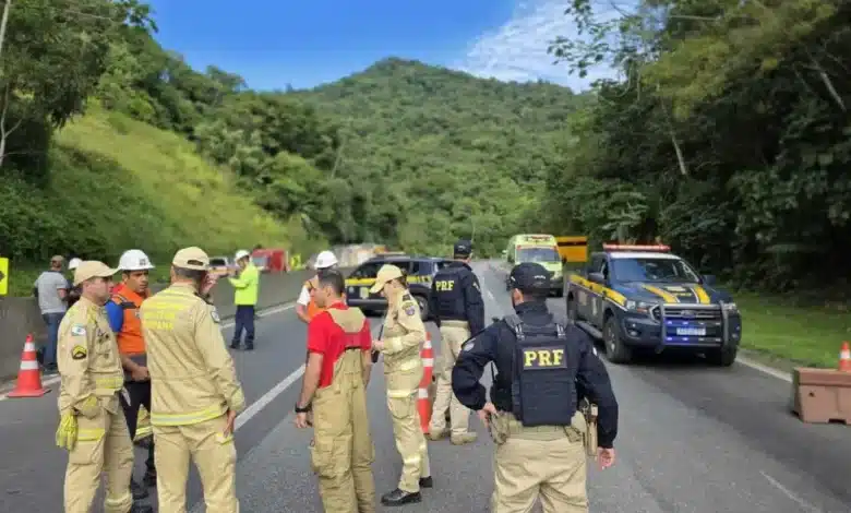 Acidente com caminhão aconteceu na última terça (20); veículo foi removido neste domingo (25)