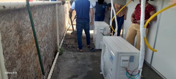 "Escolas de lona": servidores abrem valas para evitar alagamentos em escola indígena no interior de Roraima