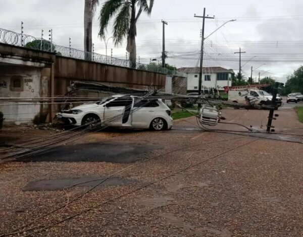 Motorista bate carro contra poste de energia no bairro Paraviana