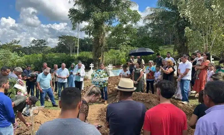 Jornalista Jairo Carioca é sepultado ao som de samba em Rio Branco
