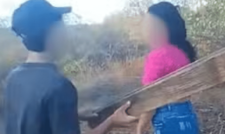 VÍDEO: adolescente agride namorada com tábua: "Aprender a não mentir"