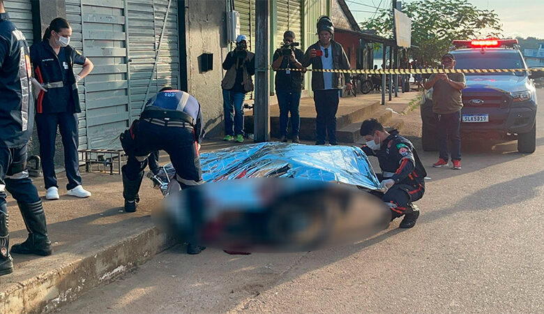 Homem é assassinado a tiros em cima de moto no centro de Porto Velho - Polícia