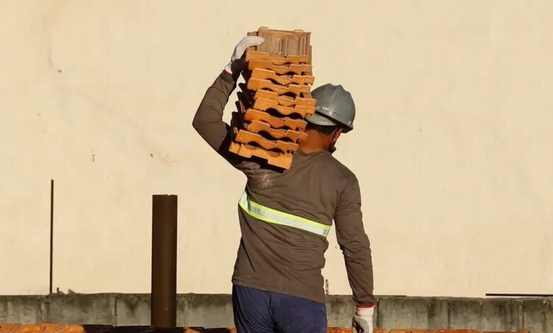 Salário na construção recua 22% em dez anos, diz IBGE