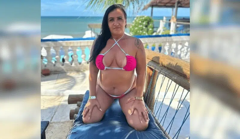 Criadora de conteúdo para adultos de 45 anos revela relacionamento com jovem e provoca discussão.