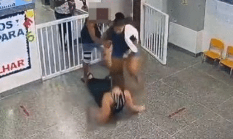 briga entre mãe de aluna e diretora termina em agressão em escola