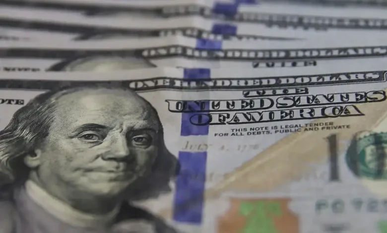 Dólar aproxima-se de R$ 5,70 com incertezas sobre IOF | ac24horas
