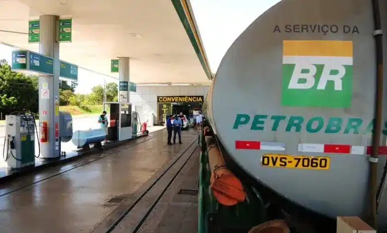 distribuidores e postos elevam margem de lucro e não repassam cortes da Petrobras – Brasil de Fato